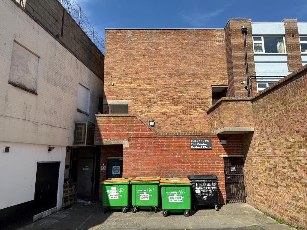 Lot: 93 - TOWN CENTRE FLAT FOR REFURBISHMENT - Front of building